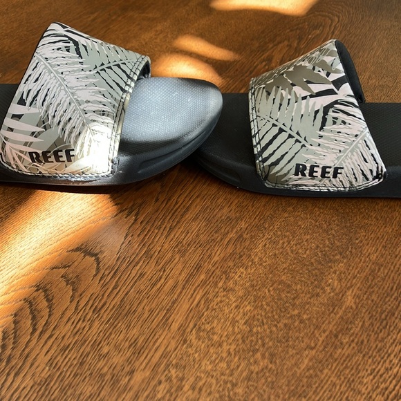 REEF Kids-Slide On. US 4/5. Tropical Fern design. Either gender. Excellent cond. - Picture 4 of 4